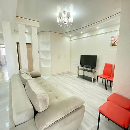 Two Bedroom Large Apartment In Chisinau Exterior foto
